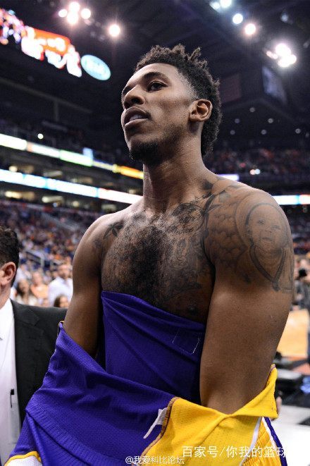 英媒：曼联对多特边锋阿德耶米感兴趣，但球员倾向于加盟阿森纳（英媒称曼联相中多特翼锋阿德耶米，球员更青睐投奔阿森纳）