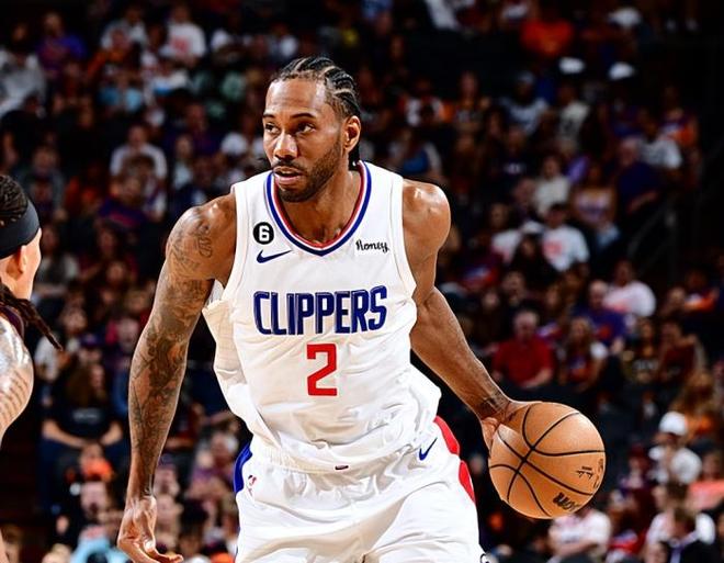 媒体人谈小杨被打脸但没吹：原以为世上只有CBA裁判才能吹出种球（媒体人：小杨被打脸却无哨，原以为只有CBA裁判会这么判）