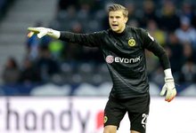 他用表现锁定胜局（凭借出色发挥锁定胜利）