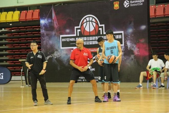 官方：葡萄牙主帅马丁内斯当选加泰罗尼亚足协年度最佳教练（官方：加泰罗尼亚足协评选葡萄牙主帅马丁内斯为年度最佳教练）