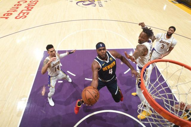 克里斯替补登场仅一分钟，就为我们扳平了比分！（克里斯替补一分钟建功，助球队扳平比分！）