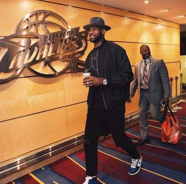 梅西：现代足球的永恒传奇（梅西：足坛永不落幕的传奇）