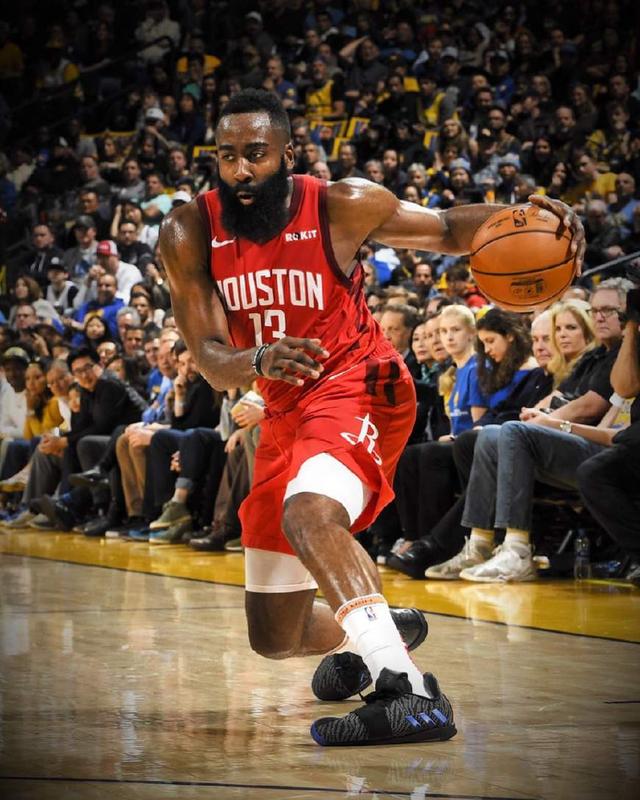 为纪念马拉多纳去世五周年，巴塞罗那阿根廷领事馆举办艺术展（阿根廷驻巴塞罗那领事馆举办艺术展纪念马拉多纳逝世五周年）